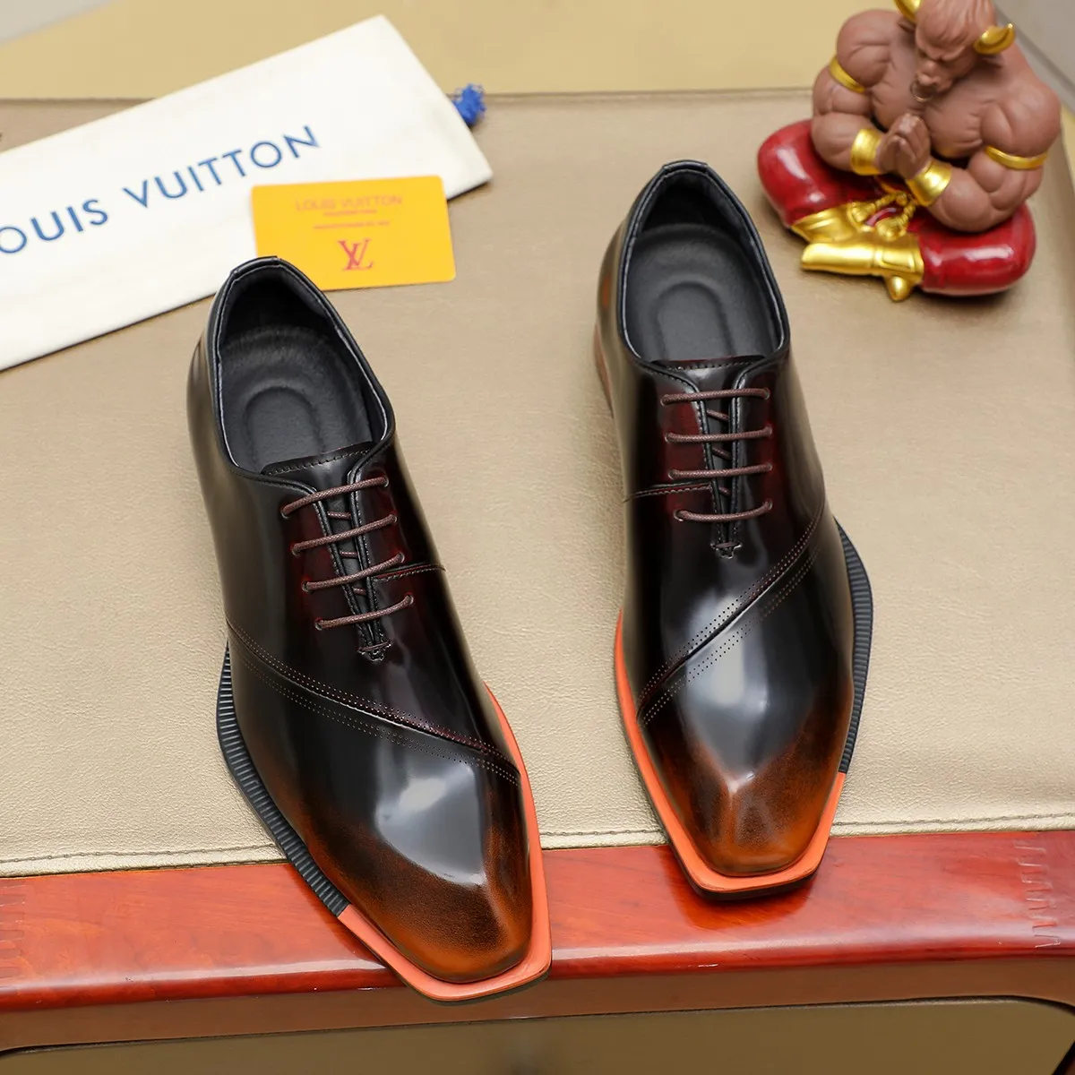Men's shoes 💰620 💰 Louis Vuitton LV ® Autumn and Winter 🆕 models 🔛Full shoe counter First layer cowhide, 🐂leather lined casual shoes for men, super soft outsole, essential for driving. Counter synchronized original first layer cowhide completely 1:1 mold customization 🌹Top version, 2 colors available! Number: 38-45 (37.46. Customized)